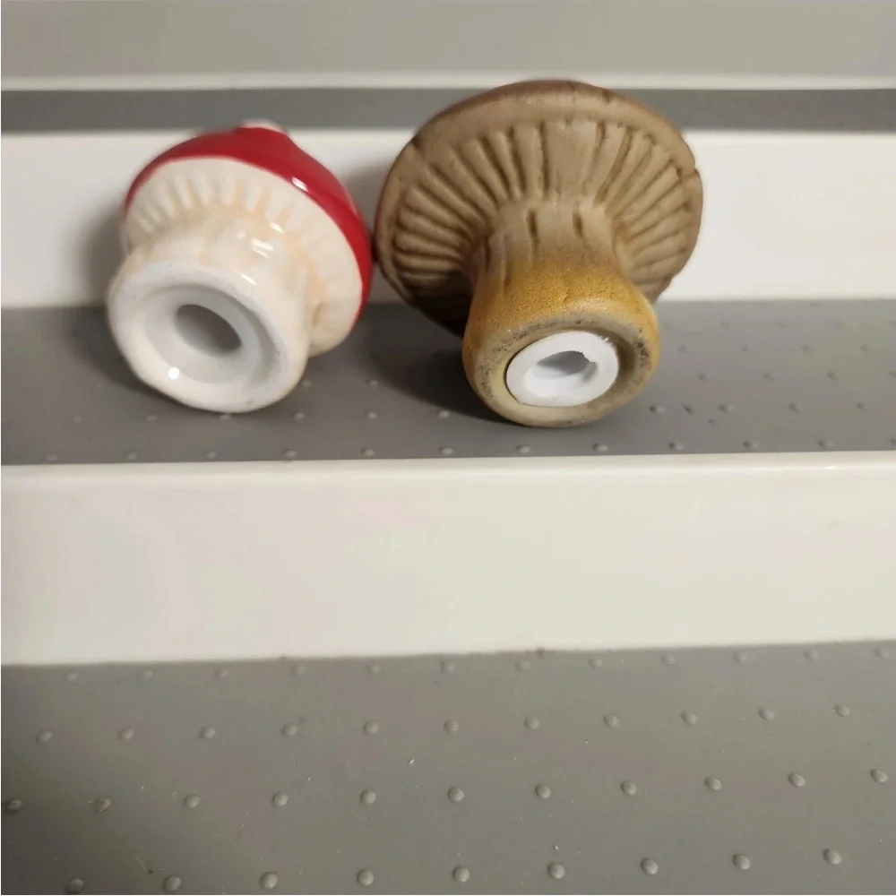 Ceramic Mushroom Salt & Pepper Shakers 1 Cracker Barrel 1 Vintage Plugs Included - Picture 3 of 4